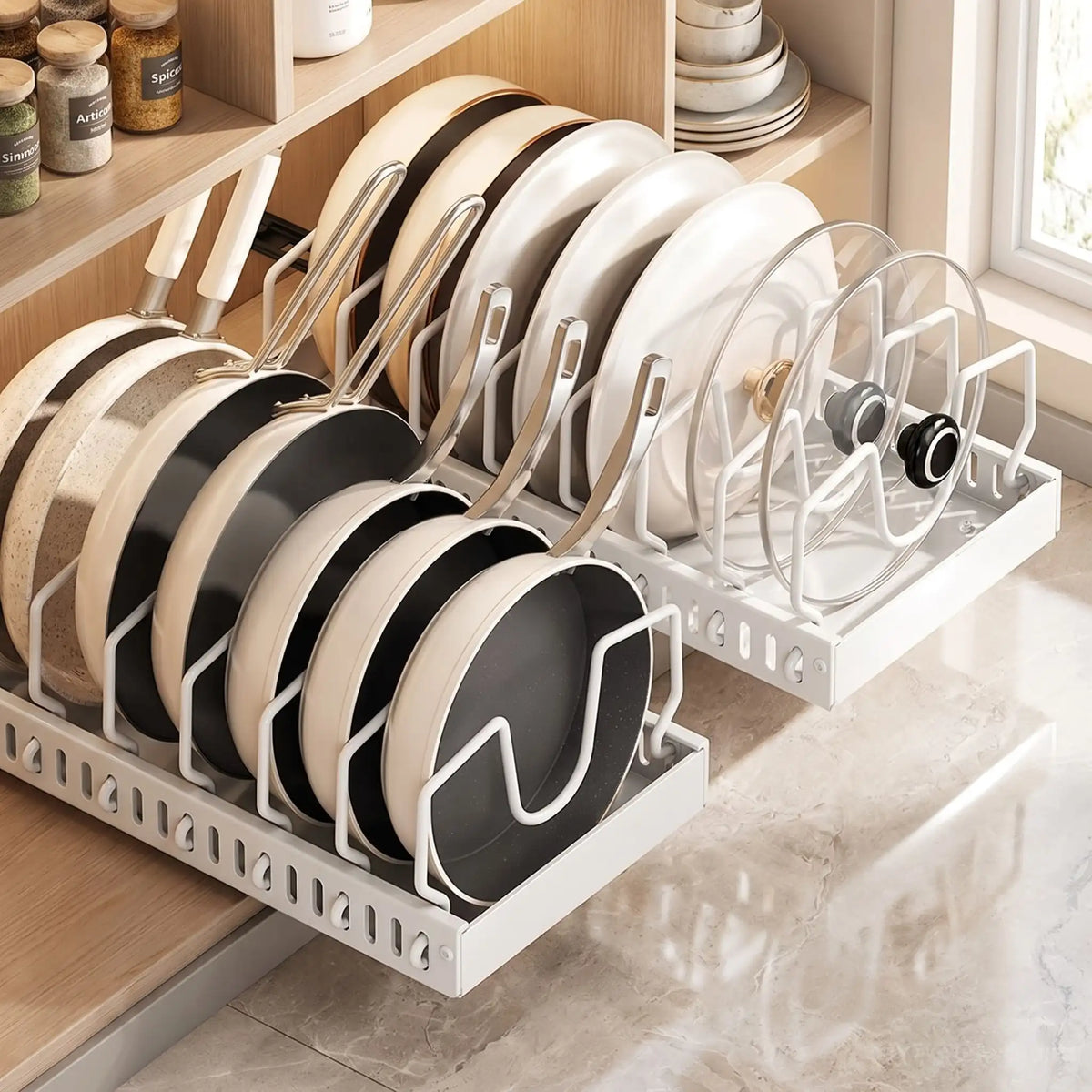 Organisateur de casseroles coulissant blanc dans un placard de cuisine avec casseroles et poêles rangées debout
