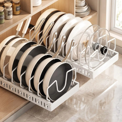 Organisateur de casseroles coulissant blanc dans un placard de cuisine avec casseroles et poêles rangées debout