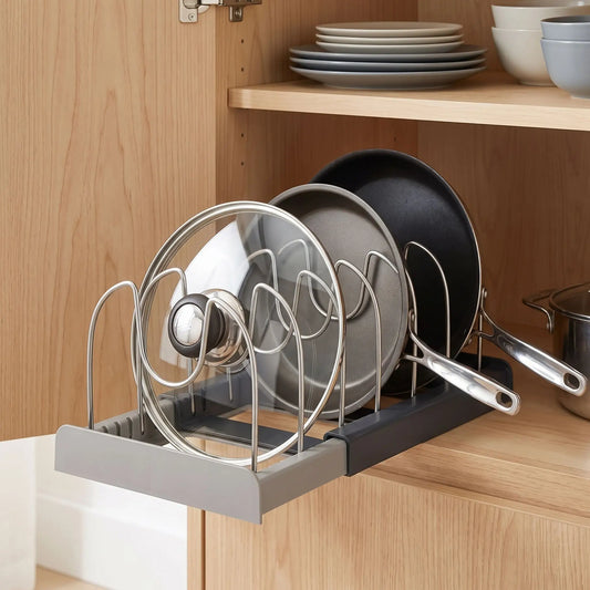 Support couvercles casserole télescopique gris et noir couvercles rangés verticalement dans un placard de cuisine