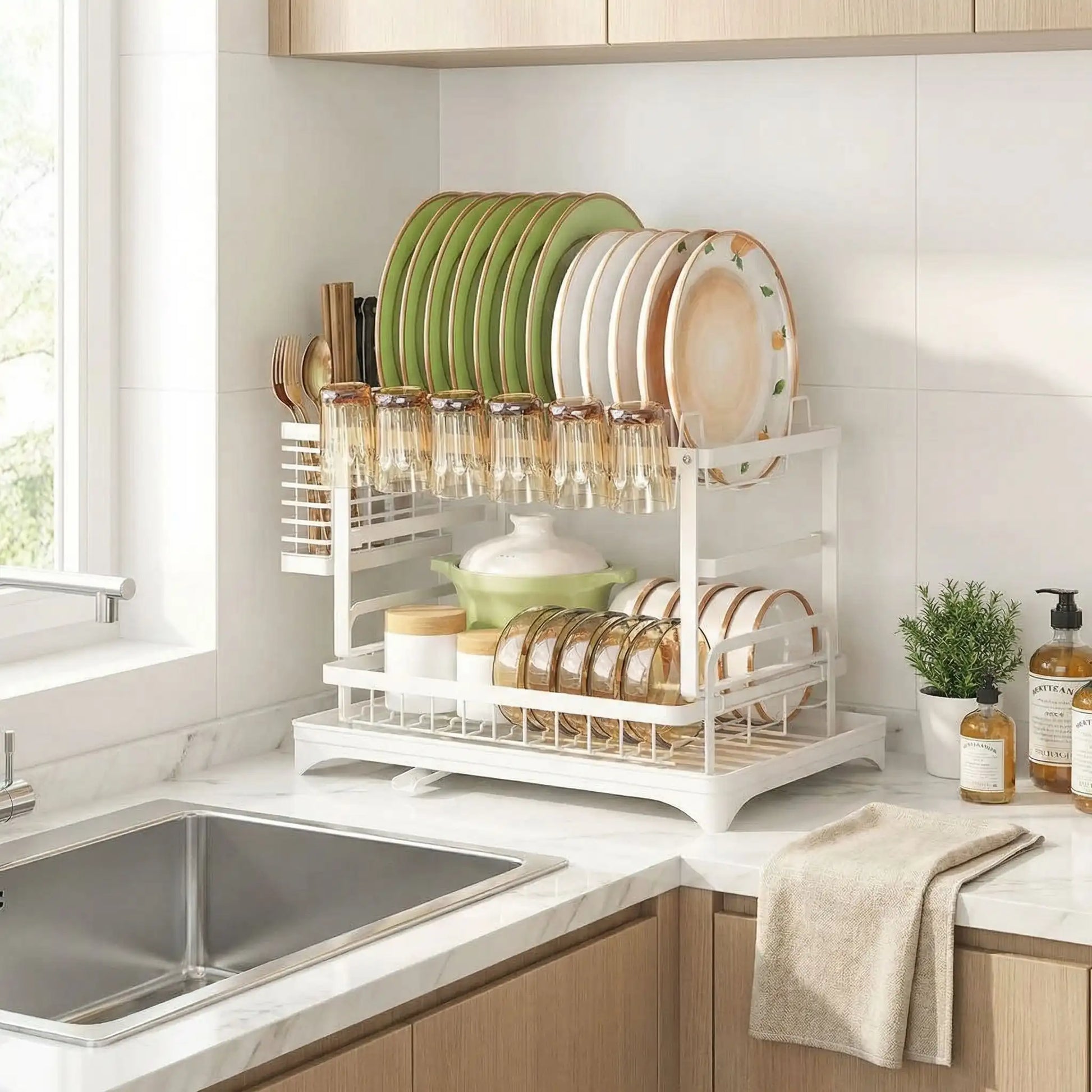 égouttoir à vaisselle blanc double niveau gain de place, design compact permettant d’organiser assiettes, bols, tasses et couverts sur un plan de travail
