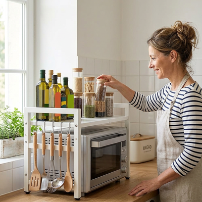 étagère pour micro-onde blanche femme souriante rangement épices huile d'olive cuisine lumineuse carrelage blanc