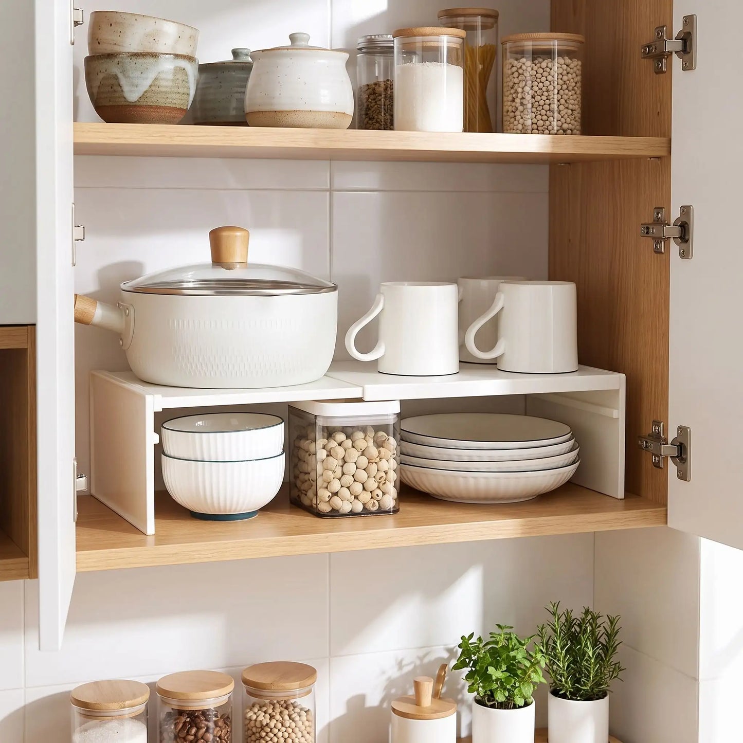 Organisateur placard cuisine blanc dans placard ouvert