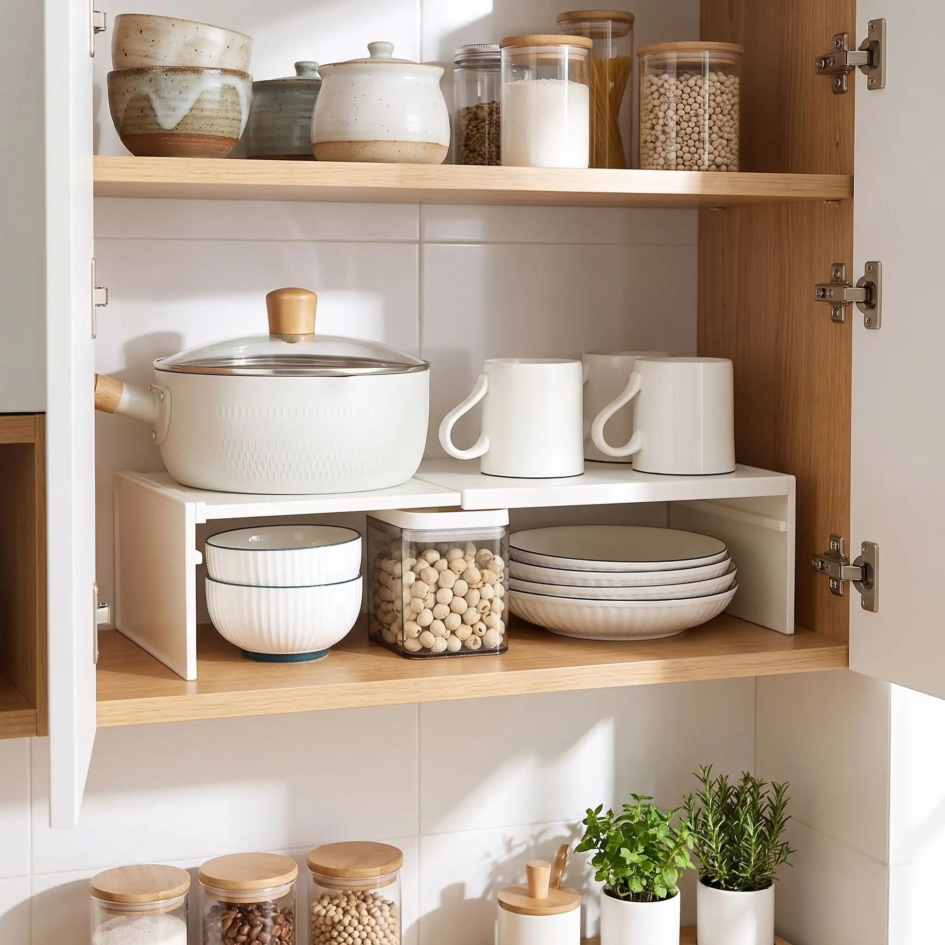Organisateur placard cuisine blanc dans placard ouvert