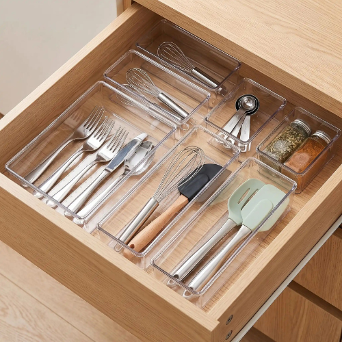 Détail du plastique transparent de l'organisateur tiroir cuisine