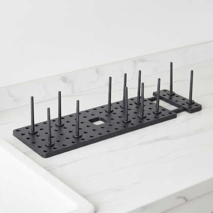 Range assiette extensible noir plan de travail marbre blanc