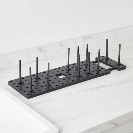 Range assiette extensible noir plan de travail marbre blanc
