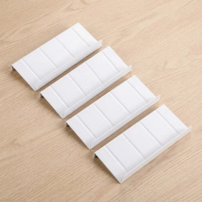 Lot de plateaux inclinés blancs pour rangement épices tiroirs, disposés en configuration modulable