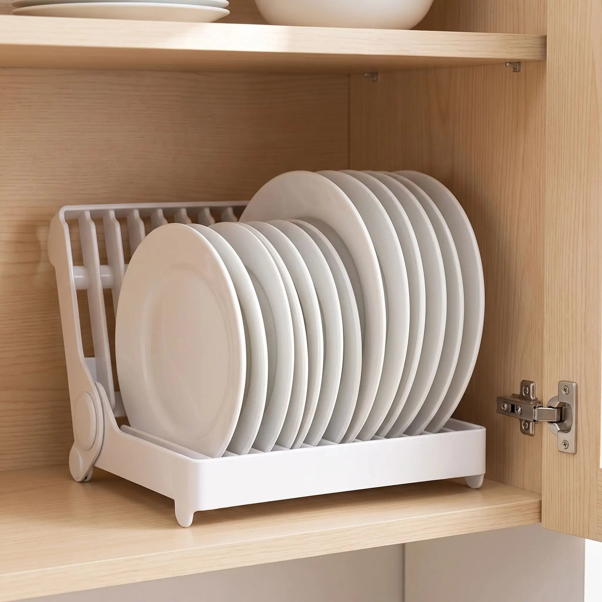 rangement placard cuisine support pliable blanc assiettes rangées debout dans un placard