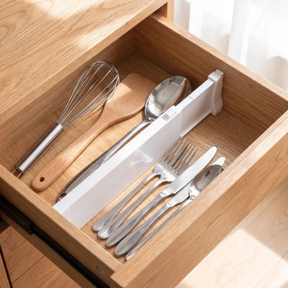 Séparateur de tiroir installé dans un tiroir de cuisine avec ustensiles