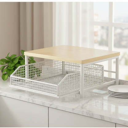 Support micro onde blanc sur plan de travail en marbre dans une cuisine lumineuse