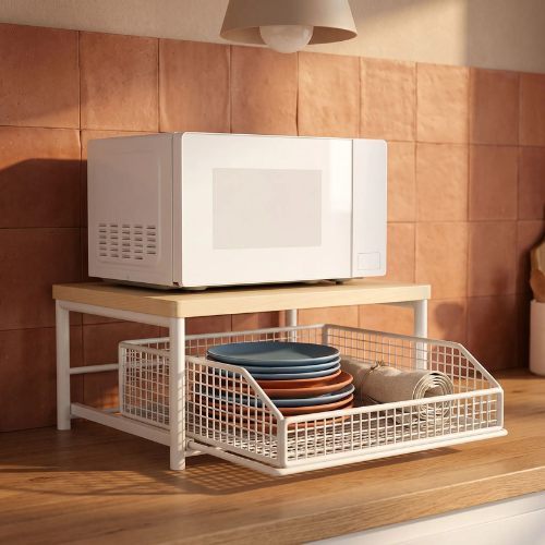 Support micro onde blanc avec plateau bois dans une cuisine aux tons terracotta