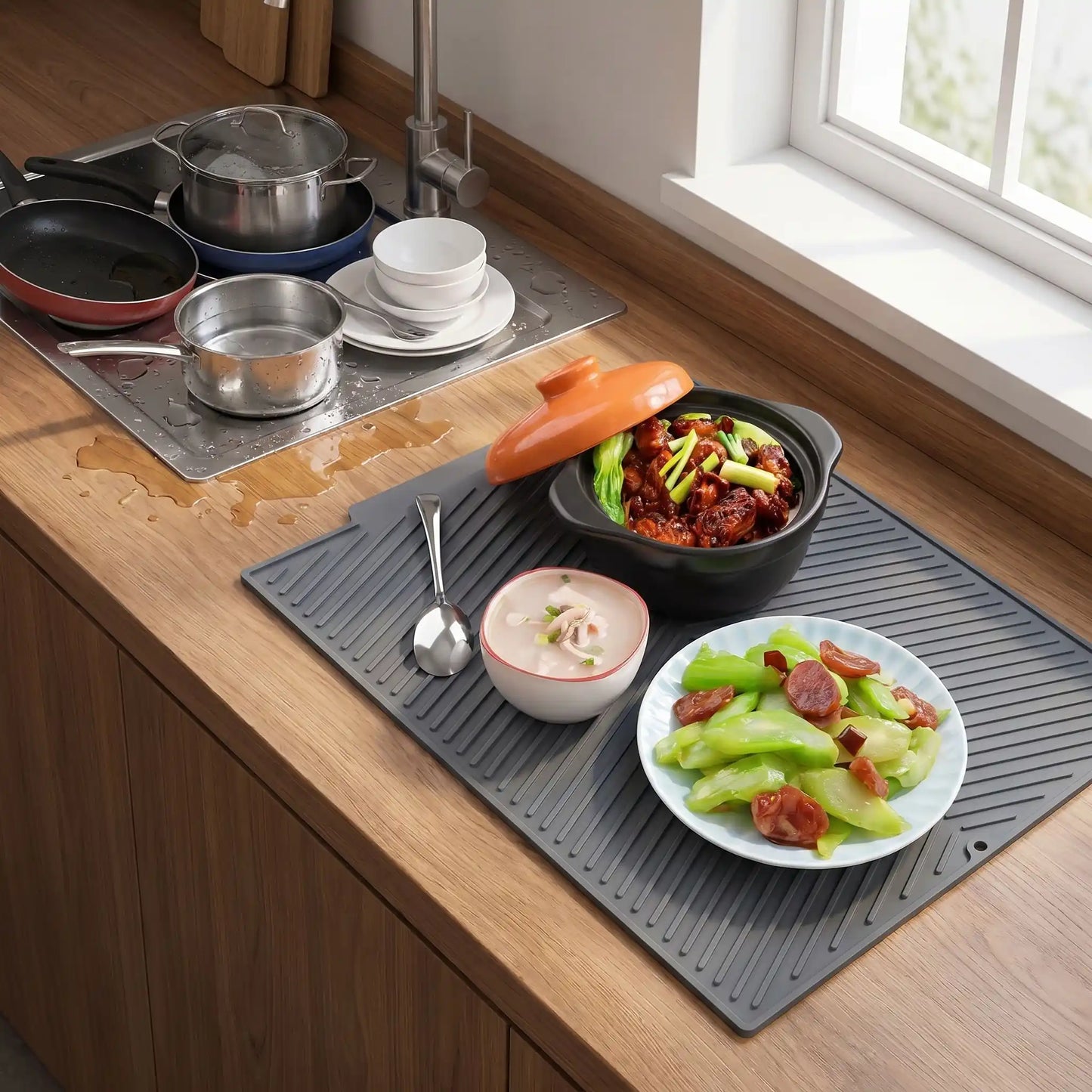 Tapis égouttoir vaisselle dans une cuisine propre et organisée