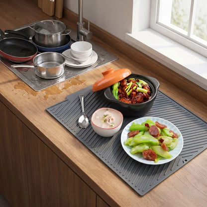 Tapis égouttoir vaisselle dans une cuisine propre et organisée